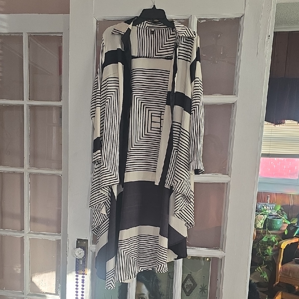 Geometric Black and White Blouse